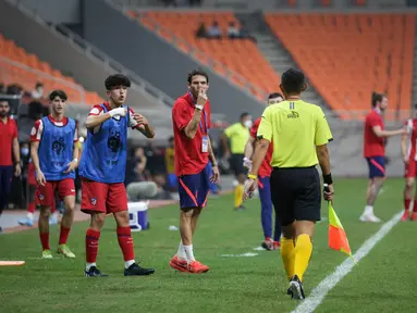 Pelatih kepala Atletico Madrid U-18, Daniel Perez (tengah) dan Jacobo De Oro Lorenzo melakukan protes terhadap wasit saat laga International Youth Championship 2021 melawan Barcelona U-18 di Jakarta International Stadium, Jakarta, Jumat (15/04/2022). (Bola.com/Bagaskara Lazuardi)