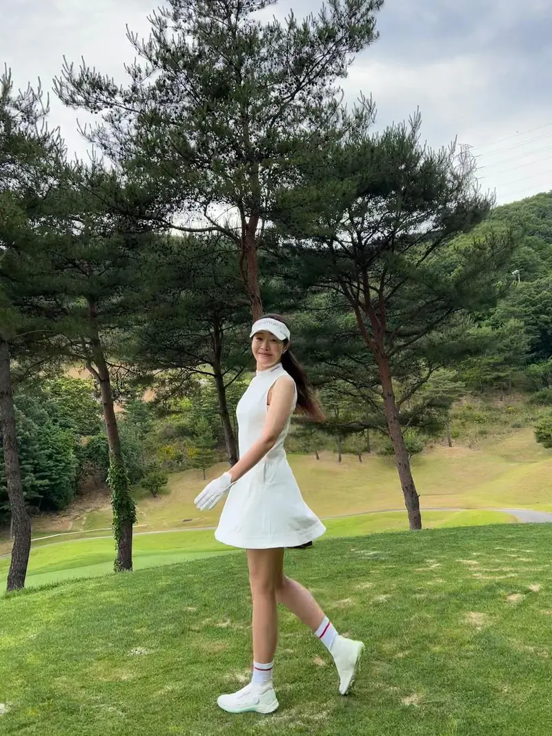 6 Gaya Uhm Ji Won Si Pemeran Antagonis Little Women di Lapangan Golf, Enerjik bak Remaja