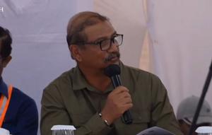 Bupati Aceh Tamiang Armia Fahmi menyampaikan laporan kepada Presiden RI Prabowo Subianto dalam agenda rapat terbatas (Ratas) pasca-bencana Sumatera di Kabupaten Aceh Tamiang, Provinsi Aceh, Kamis (1/1/2026) (Sekretariat Presiden)