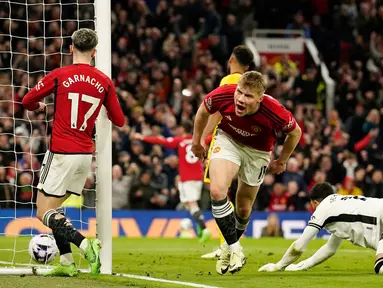 Pemain Manchester United, Rasmus Hojlund (tengah) melakukan selebrasi usai mencetak gol yang memastikan kemenangan timnya pada pertandingan sepak bola Liga Premier Inggris melawan Sheffield United di Stadion Old Trafford, Manchester, Inggris, Rabu, 24 April 2024. (AP Photo/Dave Thompson)