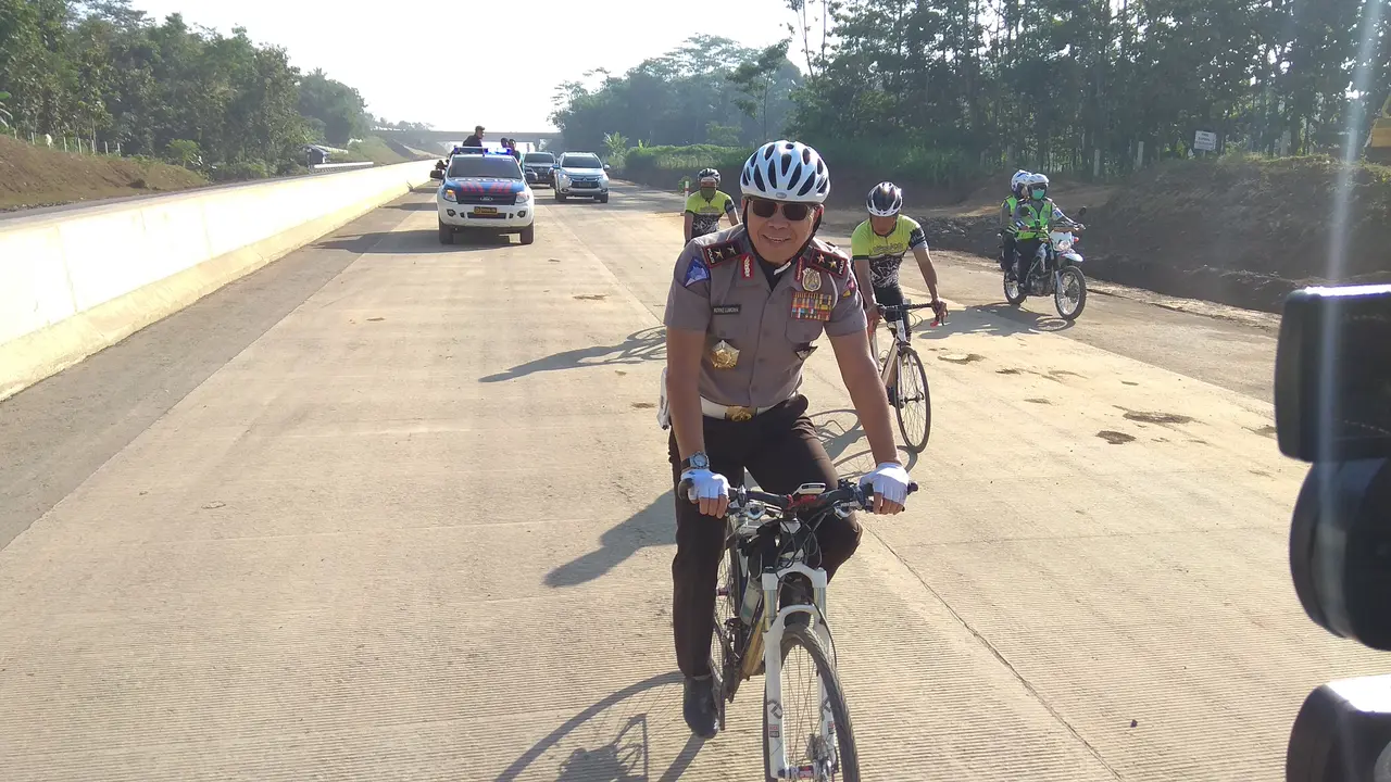 Kakorlantas memantau tol Solo-Colomadu dengan menggowes sepeda