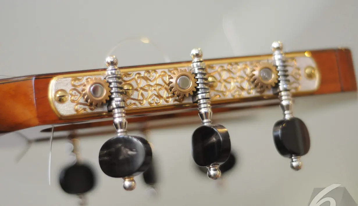 Andrea Tacchi begitu memperhatikan tiap detil dari gitar buatannya. Ia sangat mengutamakan kualitas (Liputan6.com/Herman Zakharia)