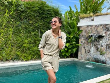 Mengenakan outfit serba nyaman, penampilan Donna Agnesia ini sukses bikin iri para penggemarnya. Kaos polos dari katun berpadu dengan celana pendek dari bahan pembuatan yang senada. (Liputan6.com/IG/@dagnesia)