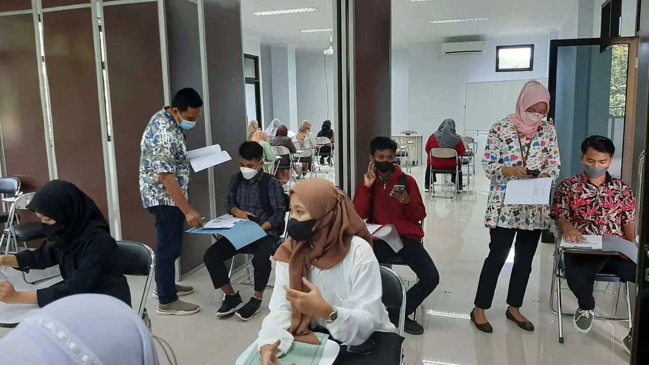 Proses pemeriksaan Kelengkapan administrasi di ruang transit bagi peserta UTBK SBMPTN 2022 (Istimewa)