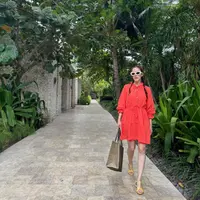 Cathy Sharon dalam busana warna merah (Instagram/cathysharon)