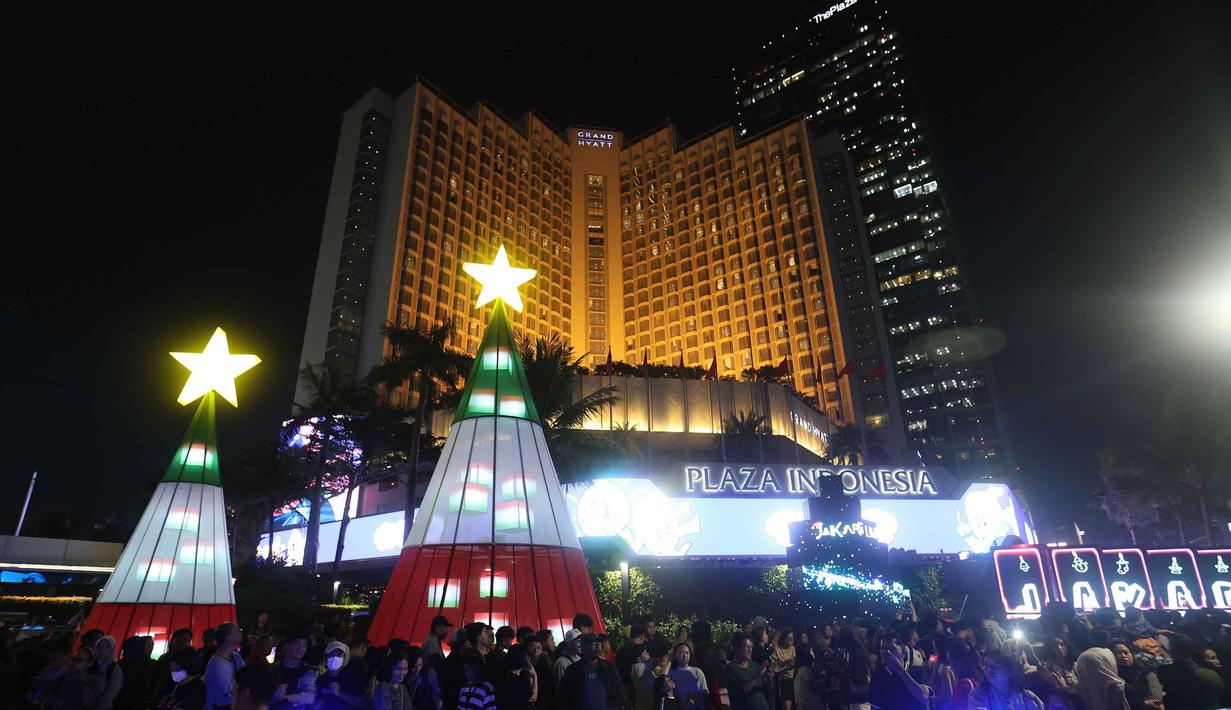 Selain video mapping, pemasangan lampu LED di sepanjang jalan juga akan turut menghiasi berbagai berbagai sudut di sekitar Bundaran HI. Tampak dalam foto, warga menikmati suasana Jakarta Light Festival 2025 di sekitar Bundara Hotel Indonesia, Jakarta, Selasa (23/12/2025). (Kapanlagi.com/Budy Santoso)
