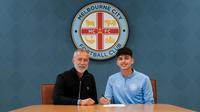 Mathew Baker menjalani prosesi tanda tangan kontrak profesional bersama Melbourne City, Selasa (30/9/2025). (Dok. Melbourne City)