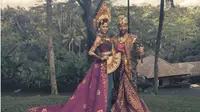 Saat liburan ke Bali, John Legend dan sang istri Chrissy Teigen tampil memukau dengan mengenakan pakaian adat Bali. (Foto: Instagram/@johnlegend)