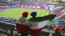 Sepasang suporter Iran memberikan dukungan saat menonton laga grup B Piala Dunia melawan Spanyol di Kazan Arena, Kazan, Rabu (20/6/2018). Iran kalah 0-1 dari Spanyol. (APFrank Augstein)