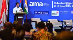 Gubernur DKI Jakarta Anies Baswedan memberi sambutan saat pembukaan Konferensi Asian Mediation Association (AMA) ke-5 di Jakarta, Rabu (24/10). Anies berharap konferensi ini memberi banyak kesempatan dalam pertukaran ide. (Liputan6.com/JohanTallo)