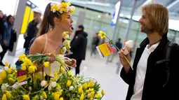 Model berbincang dengan pengunjung saat berlangsungnya pameran bunga Keukenhof di Central Station di Utrecht, Belanda, (29/3). Pameran ini menghadirkan sekitar 20.000 bunga musim semi. (AP Photo / Peter Dejong)