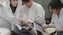 Dian pun tampak berbeda kali ini ia tampil mengenakan kacamata clear dengan frame tipis. Keduanya anaknya juga kompak mengenakan pakaian muslim serba putih. [@therealdisastr]