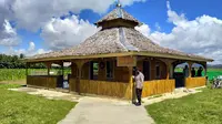 Masjid bambu An Nur yang dibangun Bripka Suparno Hamza dari hasil menyisihkan gajinya tiap bulan. (Liputan6.com/ Arfandi Ibrahim)