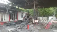 Mesin pompa SPBU di Tenjo, Bogor kebakaran. Insiden ini membuat sebagian bangunan, mobil angkot, dan sepeda motor hangus terbakar. (Liputan6.com/Achmad Sudarno)