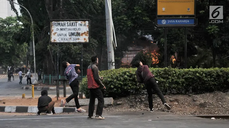 Demo Pelajar Rusuh, Pos Polisi Pejompongan Terbakar