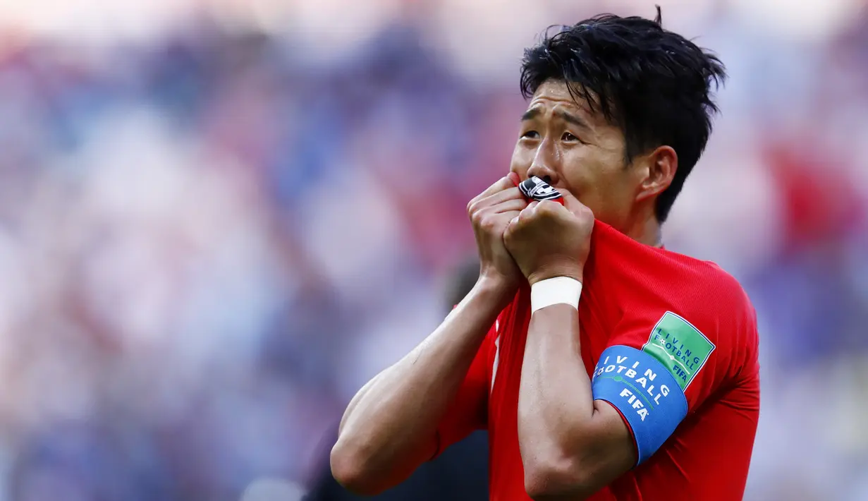 Pemain Korea Selatan, Son Heung-min, merayakan kemenangan atas Jerman pada Piala Dunia 2018 di Kazan Arena, Rusia, (27/6/2018). Jerman takluk 0-2 dari Korea Selatan. (AFP/Jemel Samad)