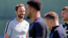 Pelatih Inggris, Gareth Southgate tersenyum saat latihan di Zelenogorsk dekat St. Petersburg, Rusia, (27/6). Inggris akan bertanding melawan Belgia pada grup G Piala Dunia 2018. (AP Photo/Dmitri Lovetsky)