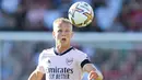 Pemain jebolan akademi Shakhtar Donetsk ini memutuskan hijrah ke Manchester City pada musim panas 2016. Setelah meraih kesuksesan besar bersama City, Oleksandr Zinchenko memulai petualangan baru dengan berlabuh ke Arsenal pada 2022 dengan biaya transfer sebesar 35 juta euro. (AFP/Glyn Kirk)