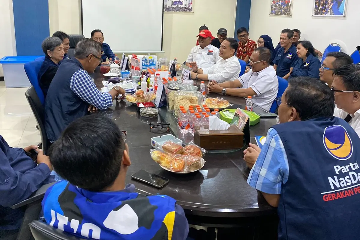 Eri Cahyadi dan Armuji mendaftar Pilkada Surabaya ke Nasdem. (Dian Kurniawan/Liputan6.com)