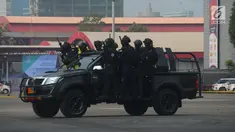 Sejumlah personel anti teror menaiki kendaraan taktis pada simulasi dan latihan mitigasi aksi terorisme untuk pengamanan Asian Games 2018 di JIExpo Kemayoran, Jakarta, Rabu (25/7). Simulasi tersebut diikuti  TNI, Polri, dan BNPT. (Merdeka.com/Imam Buhori)