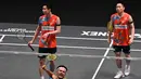 Pebulutangkis Ganda Putra Indonesia, Fajar Alfian (tengah) dan Muhammad Rian Ardianto (bawah) merayakan kemenangan atas Aaron Chia/Soh Wooi Yik dari Malaysia pada Final Kejuaraan Bulu Tangkis All England Terbuka di Utilita Arena di Birmingham, Inggris, pada 17 Maret 2024. (JUSTIN TALLIS/AFP)