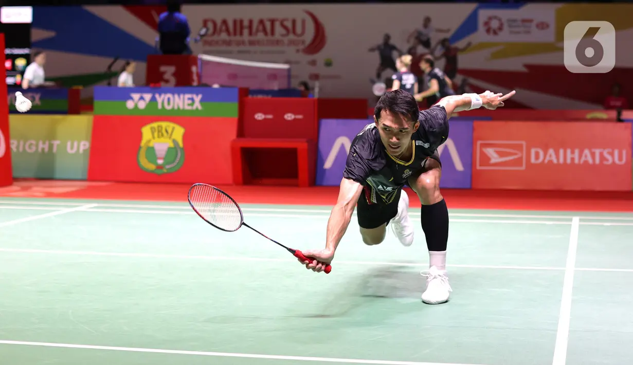 Lu Guang Zu bahkan sudah mendapat game point opportunity di kedudukan 16-20. Jojo nyaris saja menghentikan kans wakil China mengunci kemenangan, andai torehan poinnya tak terkunci di angka 19-21. (Bola.com/M. Iqbal Ichsan)
