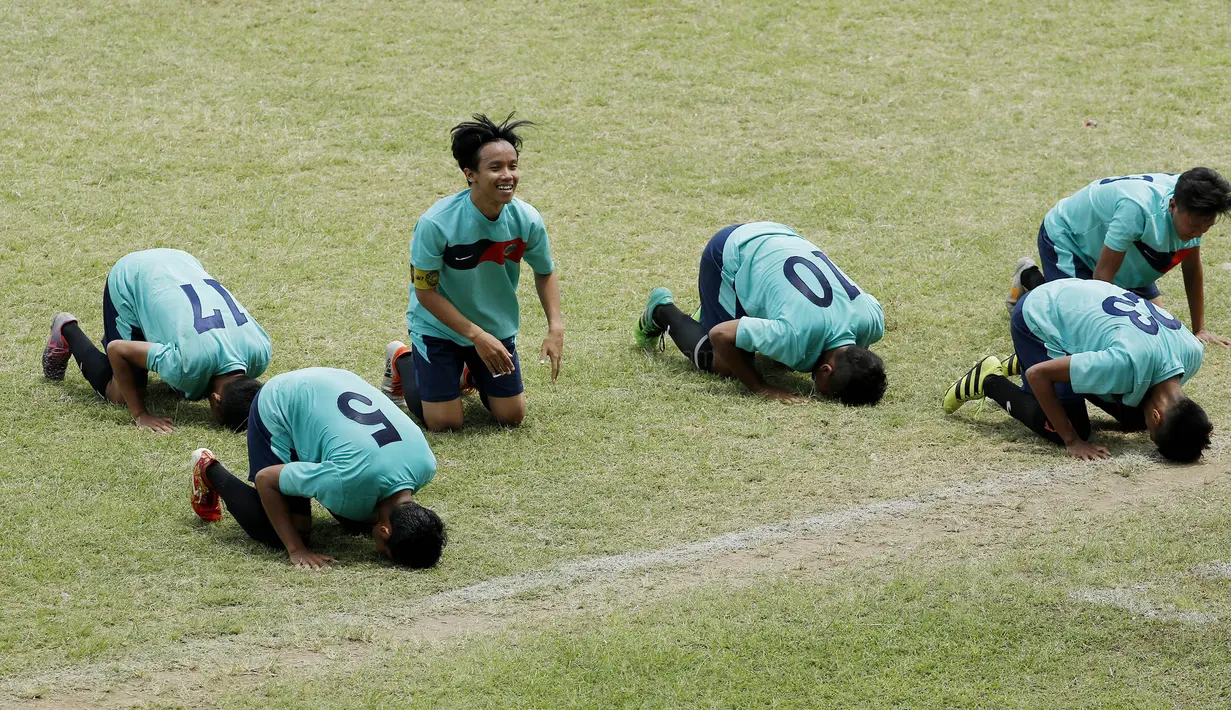 Pemain Universitas Negeri Malang (UM) melakukan selebrasi usai mencetak gol ke gawang STIE Indocakti pada laga semifinal Torabika Campus Cup 2017 di Stadion UM, Malang, Kamis, (02/11/2017). UM menang 2-0 atas STIE Indocakti. (Bola.com/M Iqbal Ichsan)
