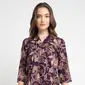 Rekomendasi blouse batik untuk wanita yang cocok dipakai saat lebaran (zalora.co.id).