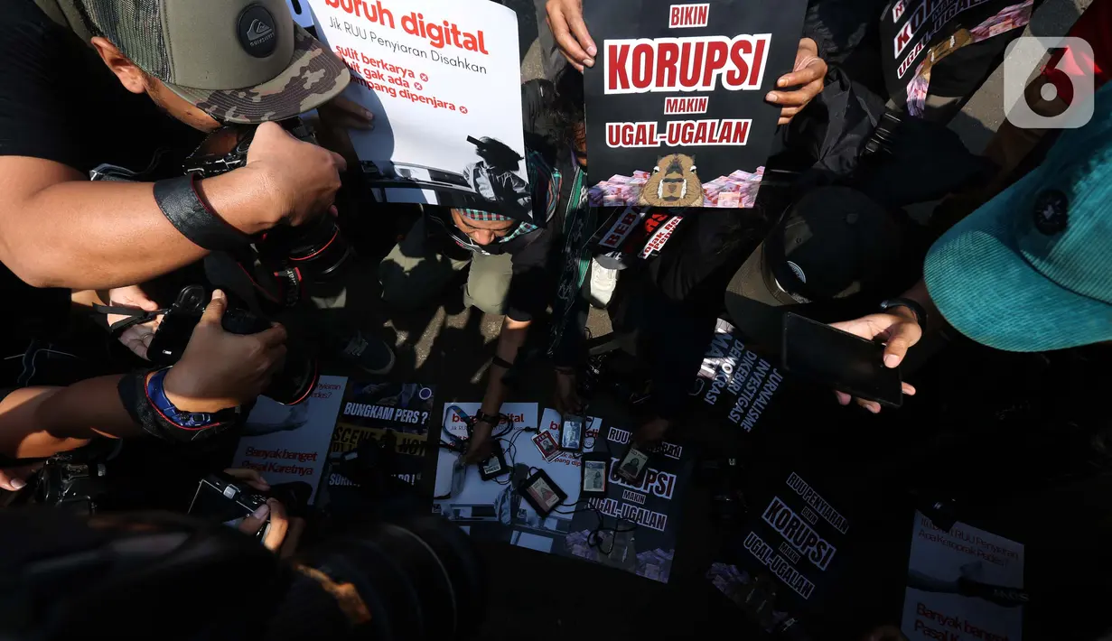 Ketiga, organisasi pers meminta para legislator untuk tetap memastikan perlindungan terhadap kebebasan pers dan berekspresi dalam setiap peraturan perundang-undangan. (Liputan6.com/Helmi Fithriansyah)