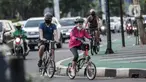 Pesepeda melintasi jalur sepeda di Jalan MH Thamrin - Sudirman, Jakarta, Rabu (22/7/2020). Direktur Jenderal Perhubungan Kemenhub Darat Budi Setiyadi mengatakan dan menargetkan aturan Regulasi untuk menjamin keselamatan pesepeda terbit pada Agustus mendatang. (Liputan6.com/Johan Tallo)
