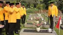 Bahlil Lahadalia memimpin langsung kegiatan ziarah yang dihadiri oleh puluhan kader Partai Golkar yang mengenakan jas warna kuning. (merdeka.com/Arie Basuki)