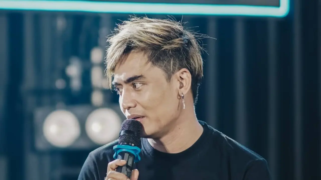 Charly Van Houten atau dikenal Charly Setia Band (https://www.instagram.com/p/CTKdfLVl0xq/)