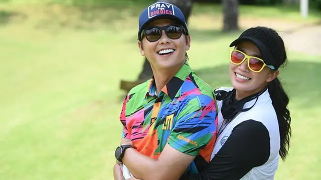 FOTO: Gaya Andhika Pratama saat Main Golf, Tampil Sporty