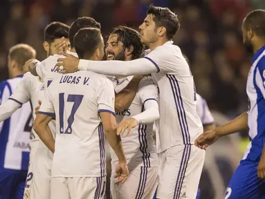 Gelandang Real Madrid, Isco, merayakan gol yang dicetaknya ke gawang Deportivo pada laga La Liga di Stadion Riazor, La Coruna, Rabu (26/4/2017). Deprtivo kalah 2-6 dari Madrid. (AP/Lalo R Villar)