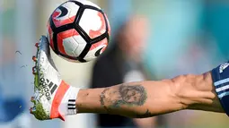  Striker Argentina, Angel Di Maria, mengontrol bola saat sesi latihan Timnas Argentina di Ezeiza, Buenos Aires, Argentina, (24/5/2016), sebagai persiapan jelang Copa America 2016. (AFP/Eitan Abramovich)