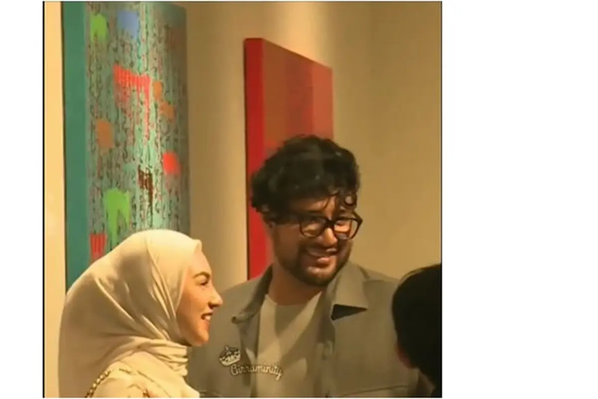 6 Potret Mesra Irish Bella dan Ammar Zoni di Pameran Lukisan, Patahkan Isu Cerai