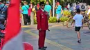 Warga mengenakan kostum unik saat Car Free Day di Kawasan Bundaran HI, Jakarta, Minggu (14/8/2022). Banyak warga mengenakan kostum bernuansa merah putih untuk menyambut HUT Kemerdekan Republik Indonesia ke 77. (Liputan6.com/Angga Yuniar)