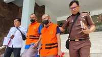 Dua tersangka korupsi kredit murabahah di Bank Riau Kepri dengan kerugian negara Rp1,1 miliar. (Liputan6.com/M Syukur)