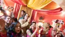 Di foto terakhir, Eriska Rein tampak berjoget bersama orang-orang di sebuah pesta perayaan bertema India. Sang suami juga terlihat berada di belakangnya ikut berjoget mengikuti iringan lagu. Keduanya tampak bersenang-senang di pesta tersebut. (Liputan6.com/IG/@eriskarein)