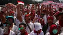 Ratusan massa dari Para perawat honorer Indonesia melakukan unjuk rasa di depan Gedung DPR, Jakarta, Kamis (16/3). Mereka turun ke jalan dan meninggalkan daerah mereka demi memperjuangkan hak status mereka. (Liputan6.com/Johan Tallo)