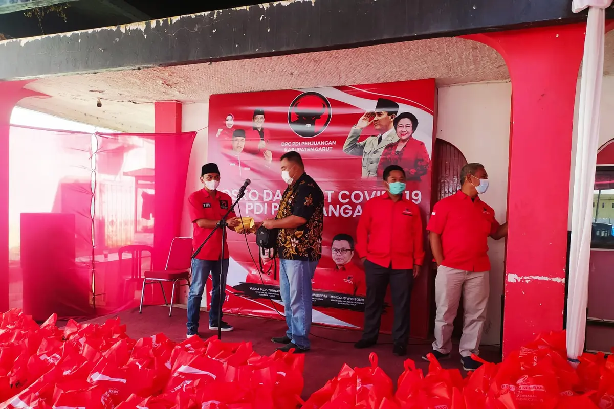 Ketua DPC PDIP Garut Yudha Puja Turnawan secara simbolis memberikan bantuan gaji dan tunjangan yang berasal dari anggota dewan PDIP untuk penanganan Covid-19.