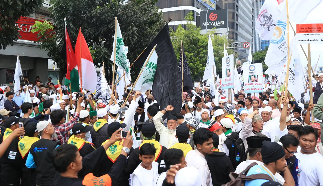 Masa mulai membubarkan diri setelah Ahok meninggalkan pengadilan. Dengan pengawalan ketat mobil yang ditumpangi Ahok meninggalkan pengadilan. Masa membubarkan diri. (Adrian Putra/Bintang.com)