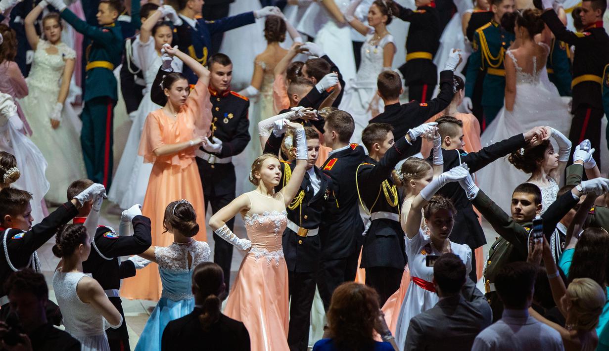 Siswa sekolah militer menari saat pesta tahunan Cadet Ball di Moskow, Rusia, Selasa (17/12/2019). Acara ini disponsori Departemen Pertahanan sebagai bagian dari upaya pemerintah untuk menghidupkan kembali tradisi patriotik. (AP Photo/Pavel Golovkin)