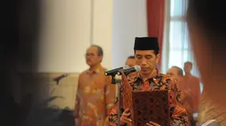 Presiden Joko Widodo saat melantik Menteri Kabinet Kerja di Istana Negara, Jakarta, Senin (27/10/2014). (Liputan6.com/Herman Zakharia)