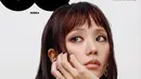 Tampilan Jisoo didominasi oleh permainan kontras antara keanggunan dan ketegasan. Rambutnya dipotong dengan gaya micro bangs yang tegas, menciptakan kesan modern dan sedikit rebellious.  [@sooyaaa__].
