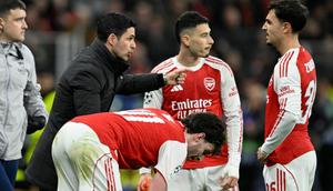 Manajer Arsenal asal Spanyol, Mikel Arteta (kiri ke kanan), memberikan instruksi dari pinggir lapangan kepada gelandang Arsenal asal Inggris bernomor punggung 41, Declan Rice, gelandang Arsenal asal Brasil bernomor punggung 11, Gabriel Martinelli, dan bek Arsenal asal Spanyol bernomor punggung 36, Martin Zubimendi, selama pertandingan leg pertama babak 16 besar Liga Champions UEFA antara Bayer 04 Leverkusen vs Arsenal di Leverkusen, Jerman barat, pada 12 Maret 2026. (INA FASSBENDER/AFP)
