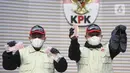 KPK selanjutnya menetapkan dua orang tersangka, yaitu Gatut Sunu Wibowo selaku Bupati Tulungagung periode 2025–2030 dan Dwi Yoga Ambal selaku ADC atau ajudan bupati. Tampak dalam foto, petugas menunjukkan barang bukti terkait Operasi Tangkap Tangan (OTT) Bupati Tulungagung, Gatut Sunu Wibowo, diperlihatkan petugas di Gedung Merah Putih Komisi Pemberantasan Korupsi (KPK), Jakarta, Sabtu (11/4/2026). (Liputan6.com/Helmi Fithriansyah)