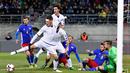 Striker Italia, Andrea Belotti, berusaha mencetak gol ke gawang Liechtenstein dalam laga Grup G Kualifikasi Piala Dunia 2018 di Stadion Rheinpark, Minggu (13/11/2016) dinihari WIB. (AFP/Fabrice Coffrini)