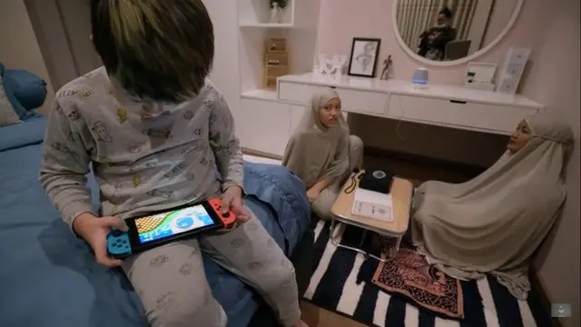 Potret Putri Sulung Nikita Mirzani Saat Mengaji. (Sumber: Youtube/Crazy Nikmir REAL)