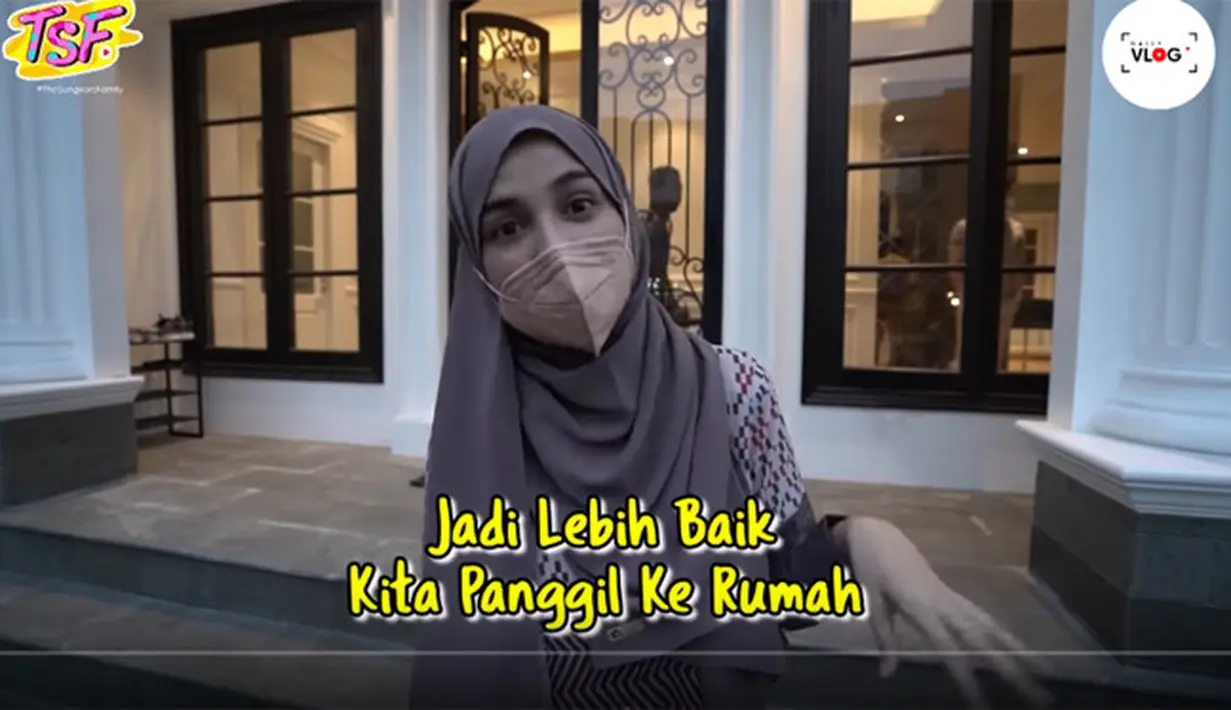 "Jadi Kia itu kepingin banget jajanan. Tapi, belum bisa kemana-mana. Jadi lebih baik kita panggil ke rumah aja," kata Shireen Sungkar seperti dilansir dari The Sungkar Family. (Youtube/The Sungkar Family)